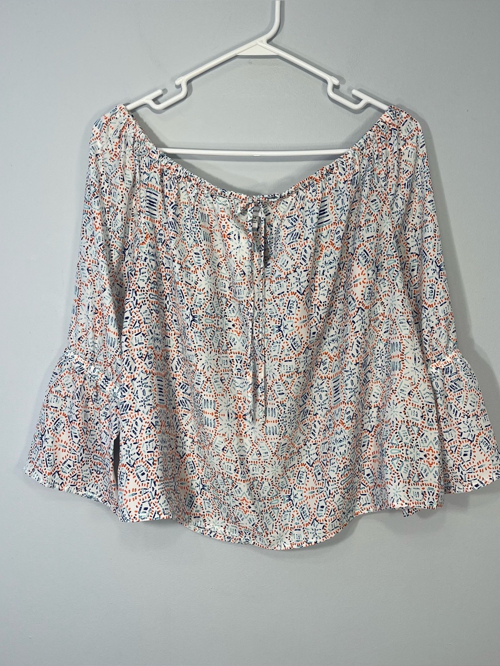 Cupcakes and Cashmere Shirt Womens Medium Off the Shoulder Confetti Print Blouse